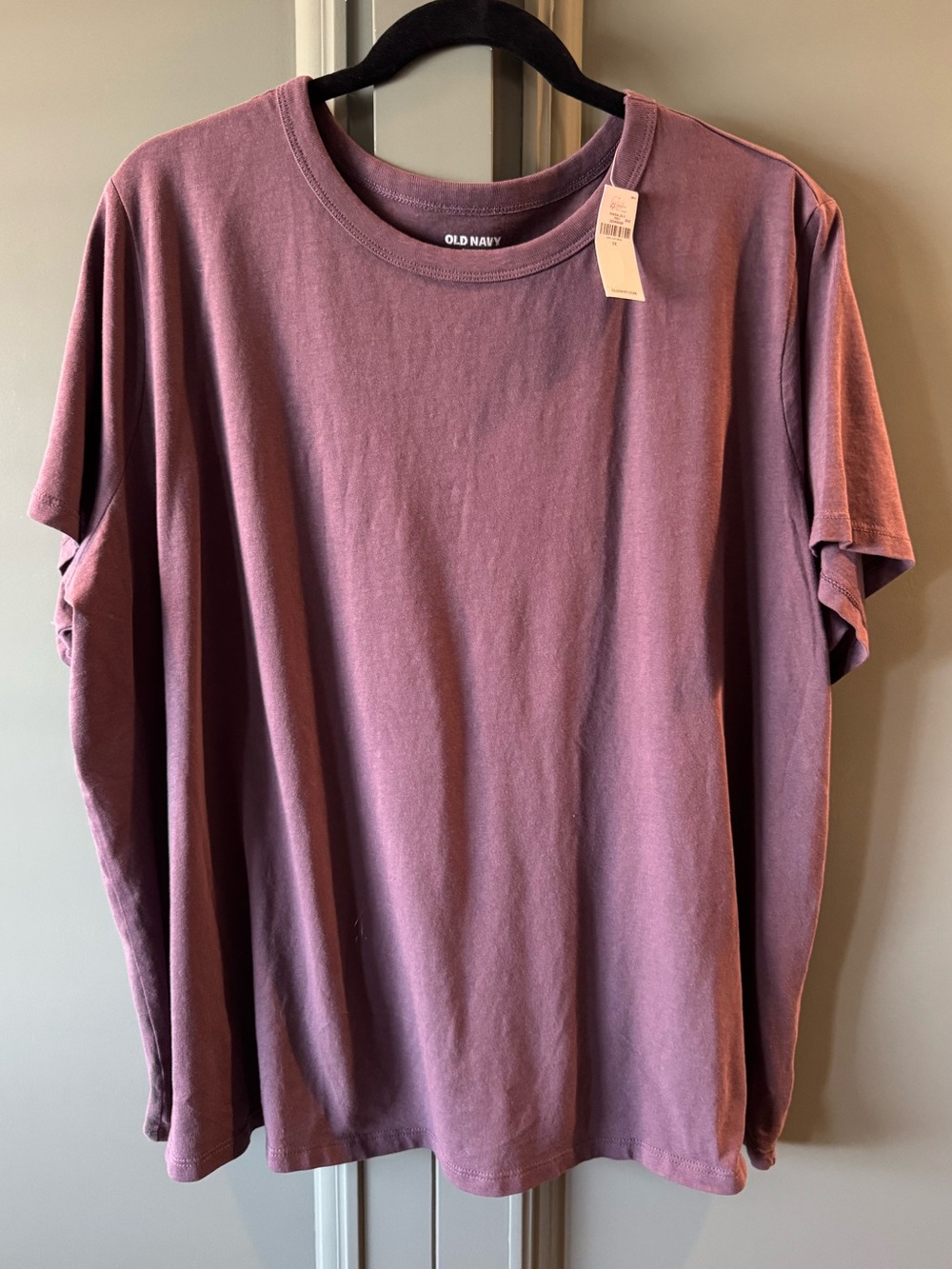 NWT. Old Navy Women’s  Plum Crew Neck T-Shirt